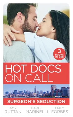 Carol Marinelli Hot Docs On Call: Surgeon's Seduction обложка книги