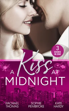 Kate Hardy A Kiss At Midnight обложка книги