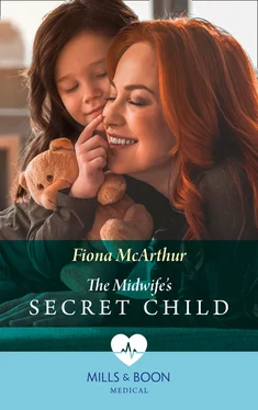Fiona McArthur The Midwife's Secret Child обложка книги