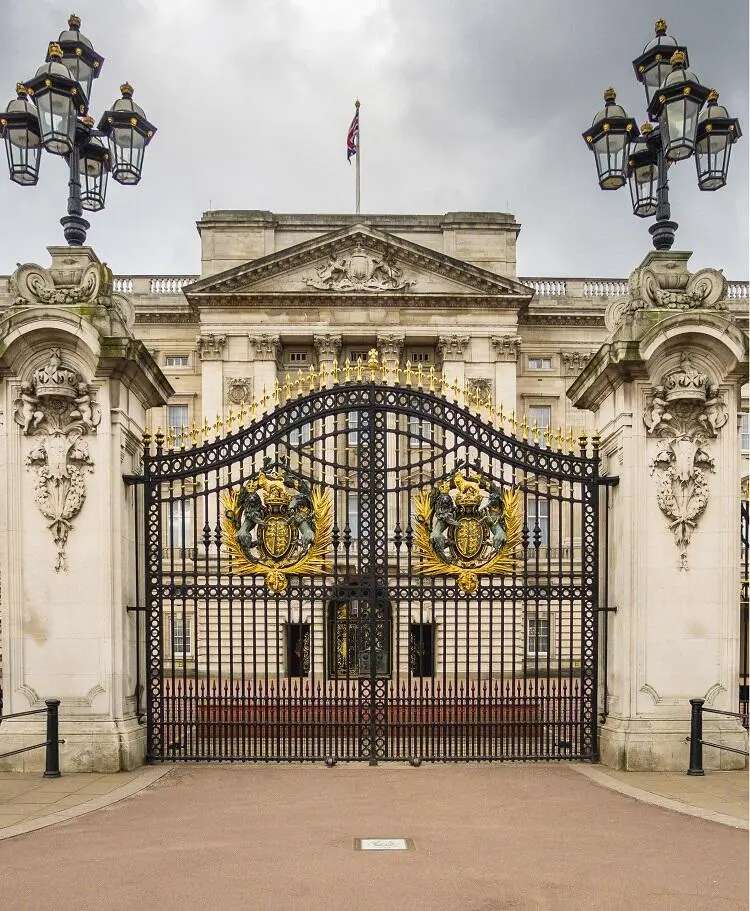 The gates of Buckingham Palace MISS KELLY Dedicated to Miss Peggy Hoath who - фото 23