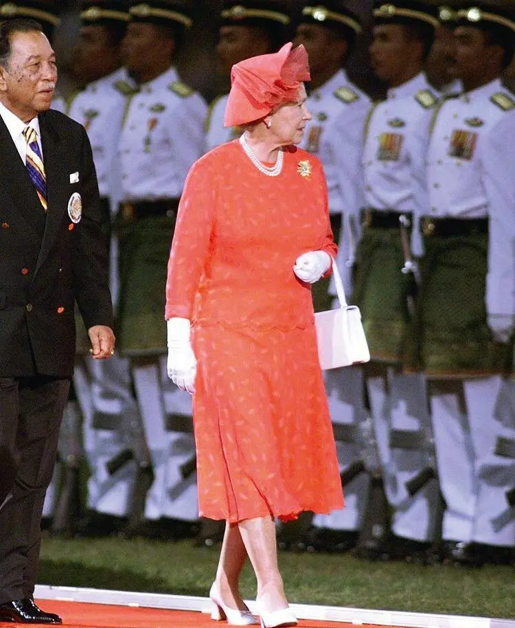 The Queen and King Yang Dipertuan Agong of Malaysia during the Commonwealth - фото 32