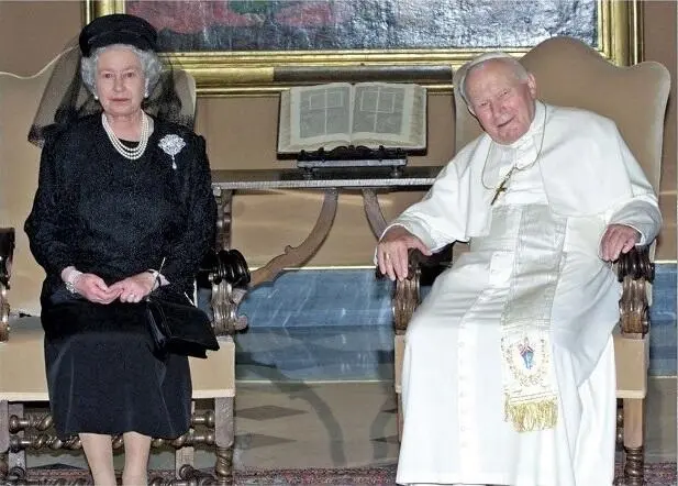 The Queen and Pope John Paul II during a State Visit to the Vatican in 2000 - фото 34