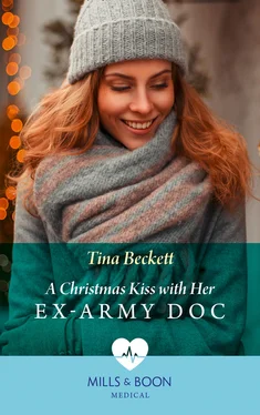 Tina Beckett A Christmas Kiss With Her Ex-Army Doc обложка книги