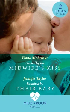 Fiona McArthur Healed By The Midwife's Kiss обложка книги