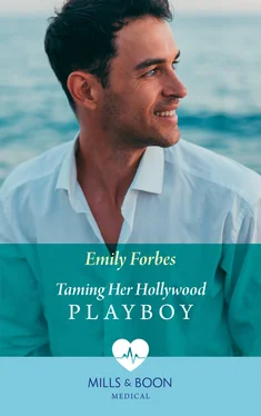 Emily Forbes Taming Her Hollywood Playboy обложка книги