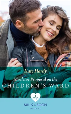 Kate Hardy Mistletoe Proposal On The Children's Ward обложка книги