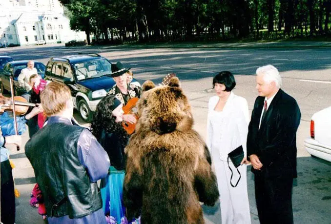 Приехала Когда из лимузина вышла Стэлла её окружили цыгане с медведем с - фото 6