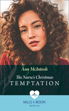 Ann McIntosh The Nurse's Christmas Temptation обложка книги