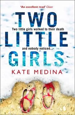 Kate Medina Two Little Girls обложка книги