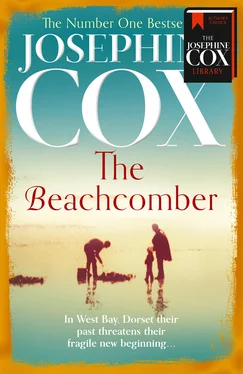 Josephine Cox The Beachcomber обложка книги