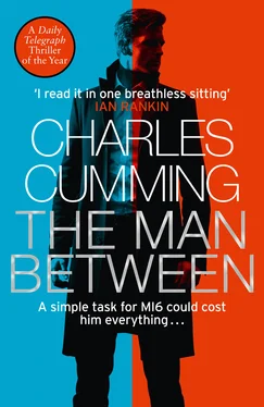 Charles Cumming The Man Between обложка книги