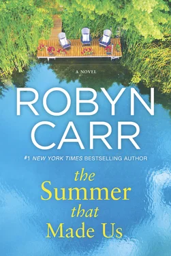 Robyn Carr The Summer That Made Us обложка книги