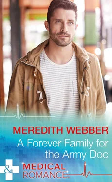Meredith Webber A Forever Family For The Army Doc обложка книги