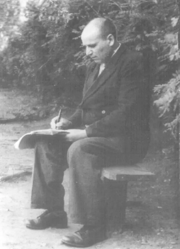 Иван Яковлевич даже на отдыхе никогда не расставался с книгами рабочими - фото 9