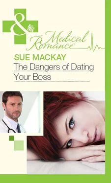 Sue MacKay The Dangers of Dating Your Boss обложка книги