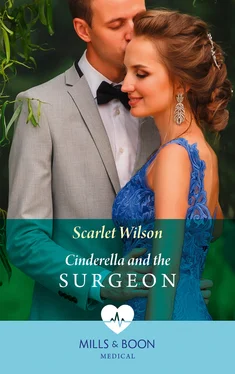 Scarlet Wilson Cinderella And The Surgeon обложка книги