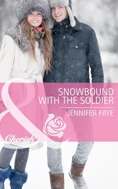 Jennifer Faye Snowbound with the Soldier обложка книги