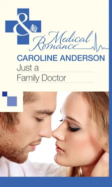 Caroline Anderson Just a Family Doctor обложка книги