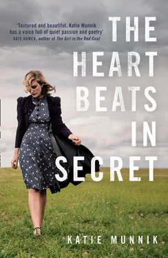 Katie Munnik The Heart Beats in Secret обложка книги