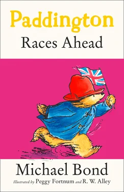 Michael Bond Paddington Races Ahead обложка книги