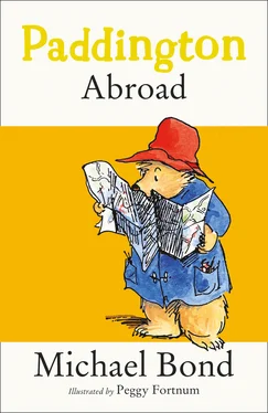 Michael Bond Paddington Abroad обложка книги