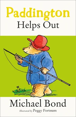 Michael Bond Paddington Helps Out обложка книги