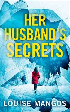 Louise Mangos Her Husband’s Secrets обложка книги