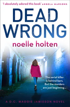 Noelle Holten Dead Wrong обложка книги