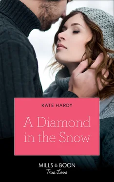 Kate Hardy A Diamond In The Snow обложка книги