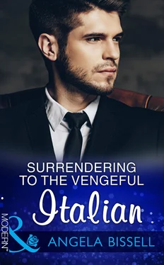 Angela Bissell Surrendering To The Vengeful Italian обложка книги
