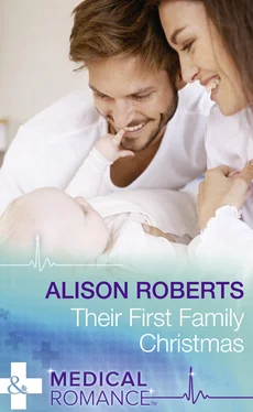 Alison Roberts Their First Family Christmas обложка книги