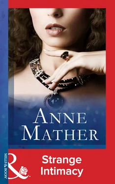 Anne Mather Strange Intimacy обложка книги