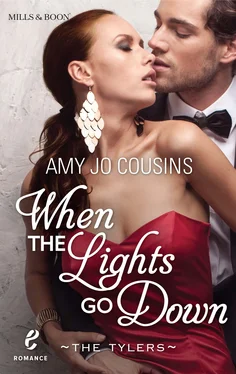 Amy Jo Cousins When the Lights Go Down обложка книги