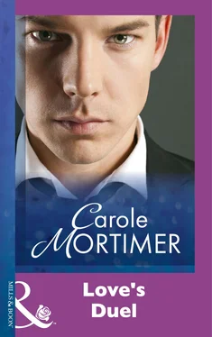 Carole Mortimer Love's Duel обложка книги