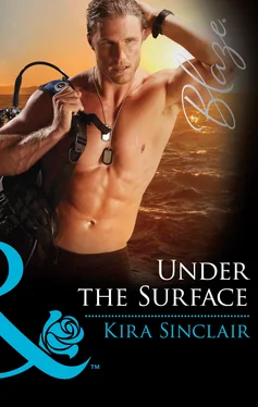 Kira Sinclair Under the Surface обложка книги