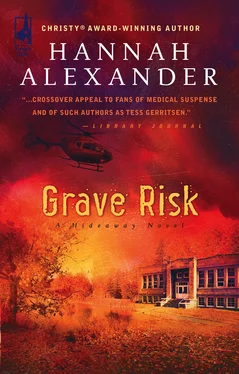 Hannah Alexander Grave Risk обложка книги