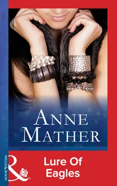 Anne Mather Lure Of Eagles обложка книги