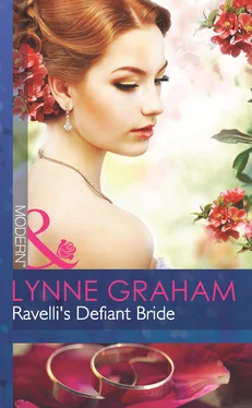 Lynne Graham Ravelli's Defiant Bride обложка книги