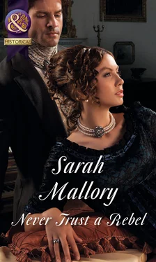 Sarah Mallory Never Trust a Rebel обложка книги