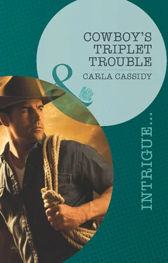 Carla Cassidy Cowboy's Triplet Trouble обложка книги