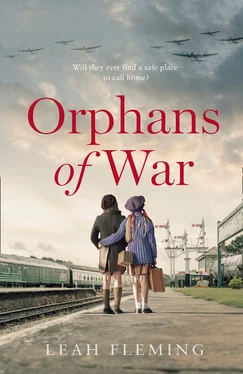 Leah Fleming Orphans of War обложка книги