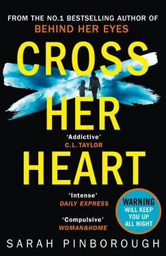 Sarah Pinborough Cross Her Heart обложка книги