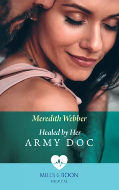Meredith Webber Healed By Her Army Doc обложка книги