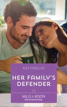 Kim Findlay Her Family's Defender обложка книги