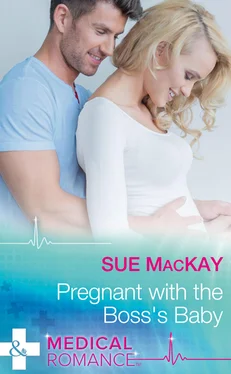 Sue MacKay Pregnant With The Boss's Baby обложка книги