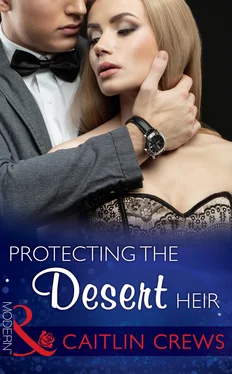Caitlin Crews Protecting the Desert Heir обложка книги