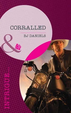 B.J. Daniels Corralled обложка книги