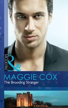 Maggie Cox The Brooding Stranger обложка книги