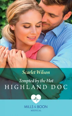 Scarlet Wilson Tempted By The Hot Highland Doc обложка книги