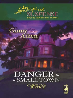 Ginny Aiken Danger in a Small Town обложка книги